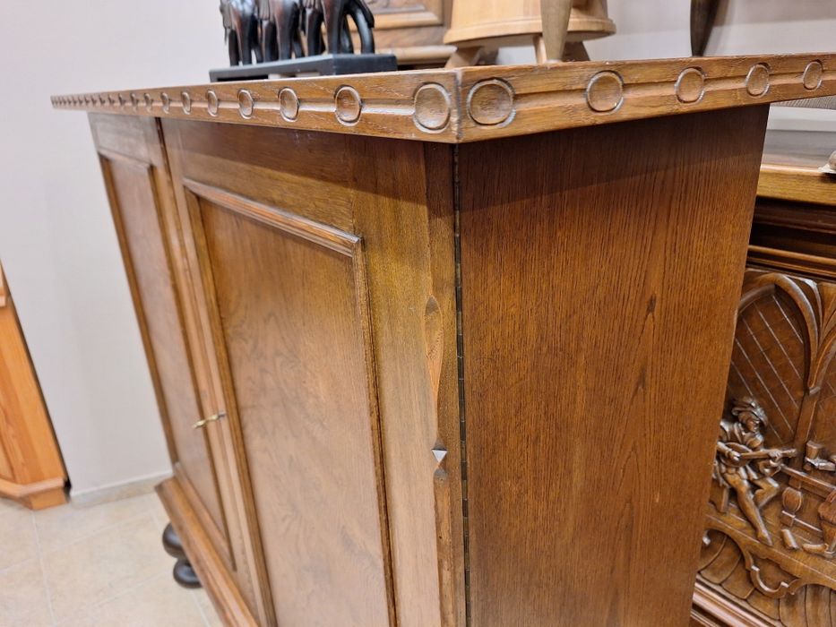 Гардероб, шкаф с богата дърворезба