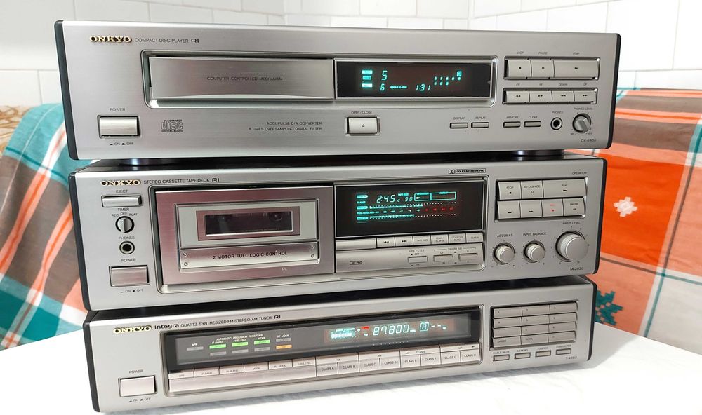Linie Onkyo compusa din cassette deck, cd player si tuner (radio)