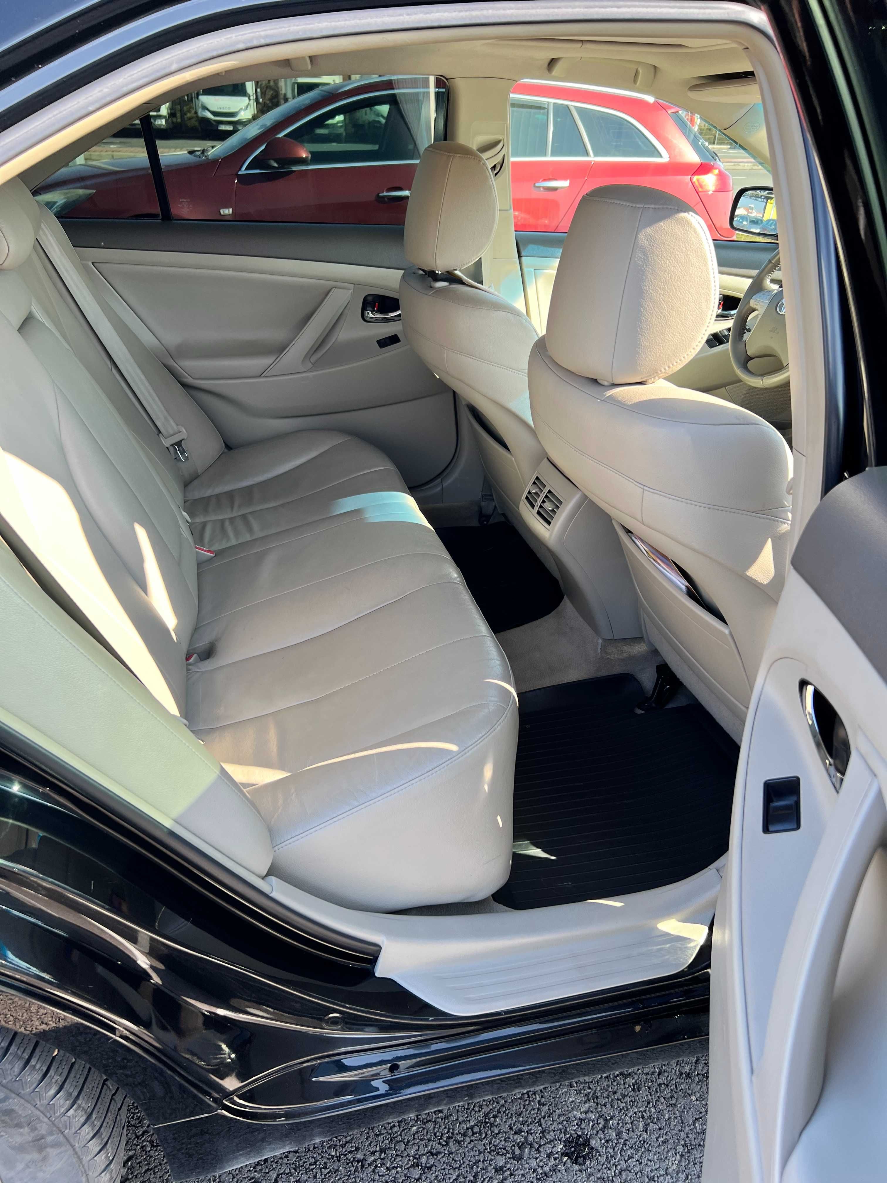 Toyota Camry HYBRID anul 2009, stare excelentă.
