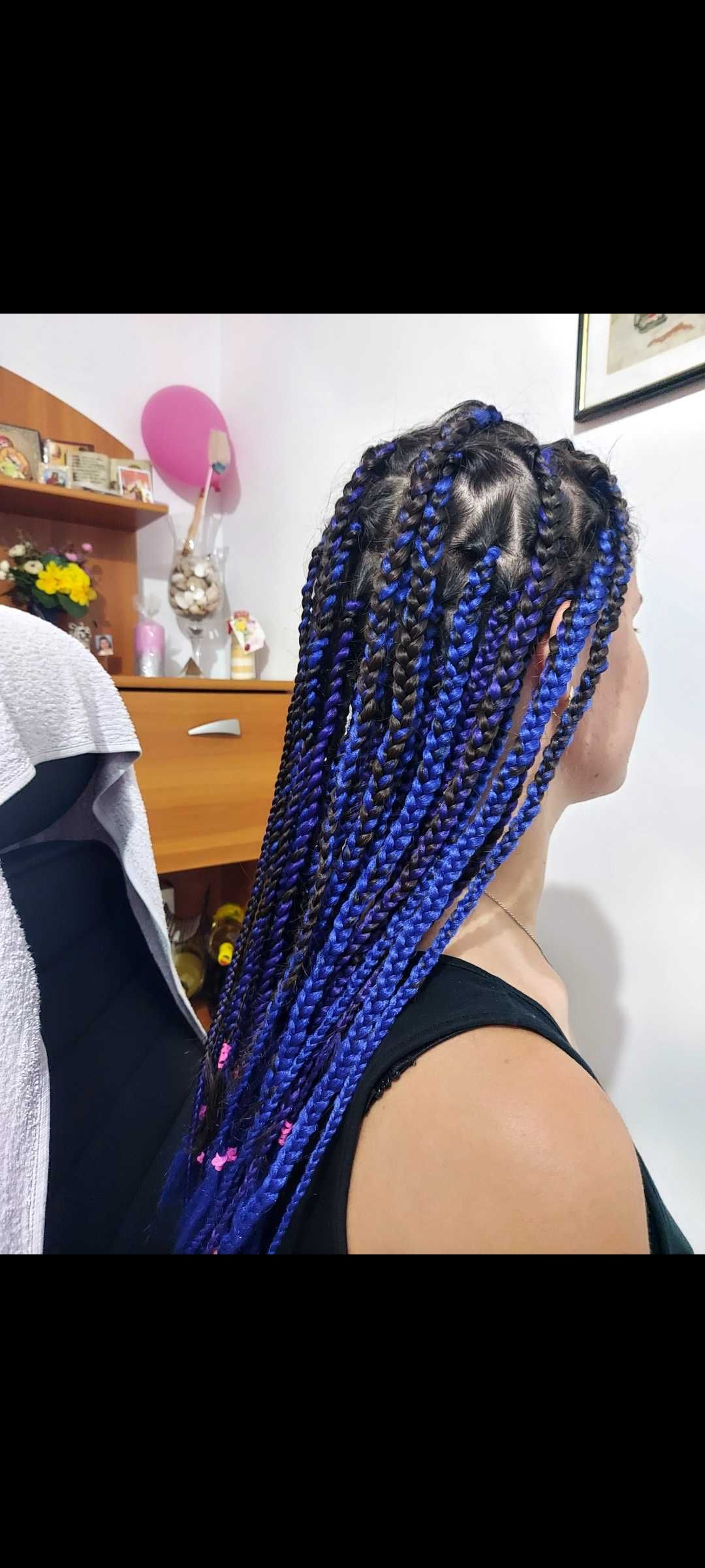 Codițe afro și împletituri cu extensii colorate