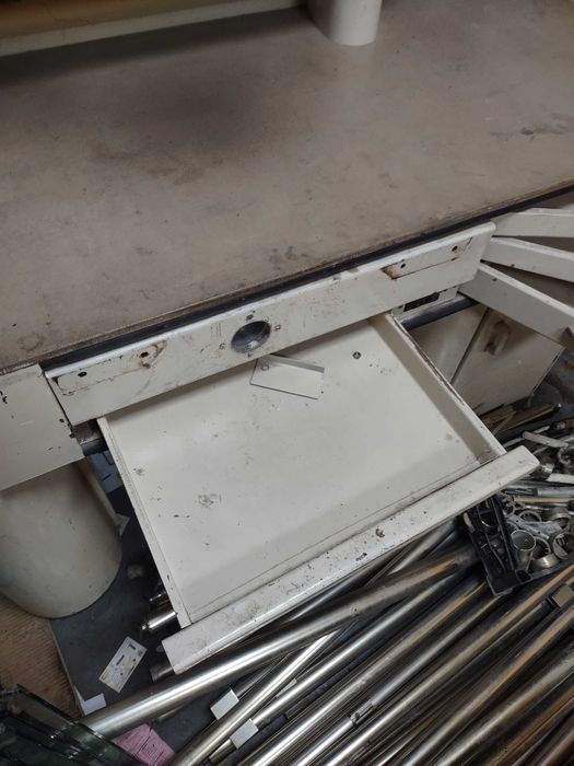 Старо метално зъботехническо бюро с плот от камък и лампи