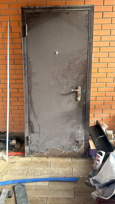 Дверь наружная б/у