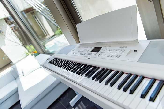 Yamaha DGX-670WH/BL