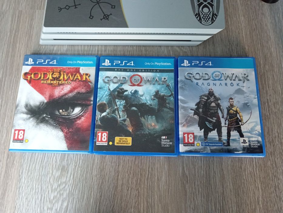 PlayStation 4 cu 2 controllere și 3 jocuri