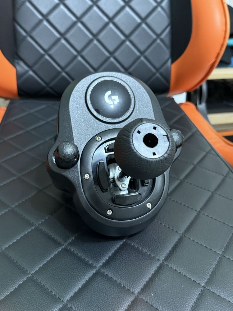 Logitech g29 комплект с педали и скоростен лост