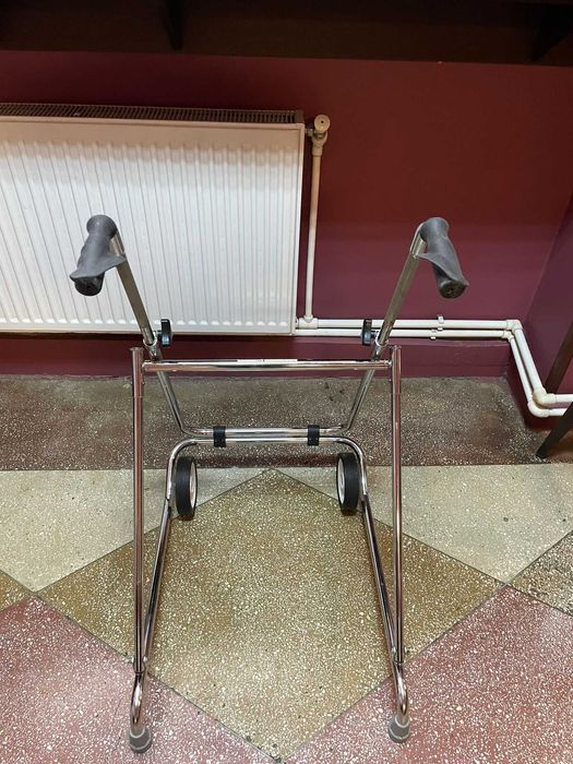 Cadru de mers pliabil cu roti