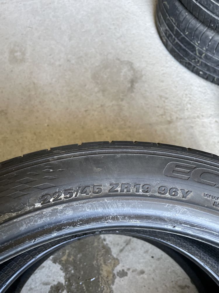 225/45/19 KUMHO 2бр. 4.5мм