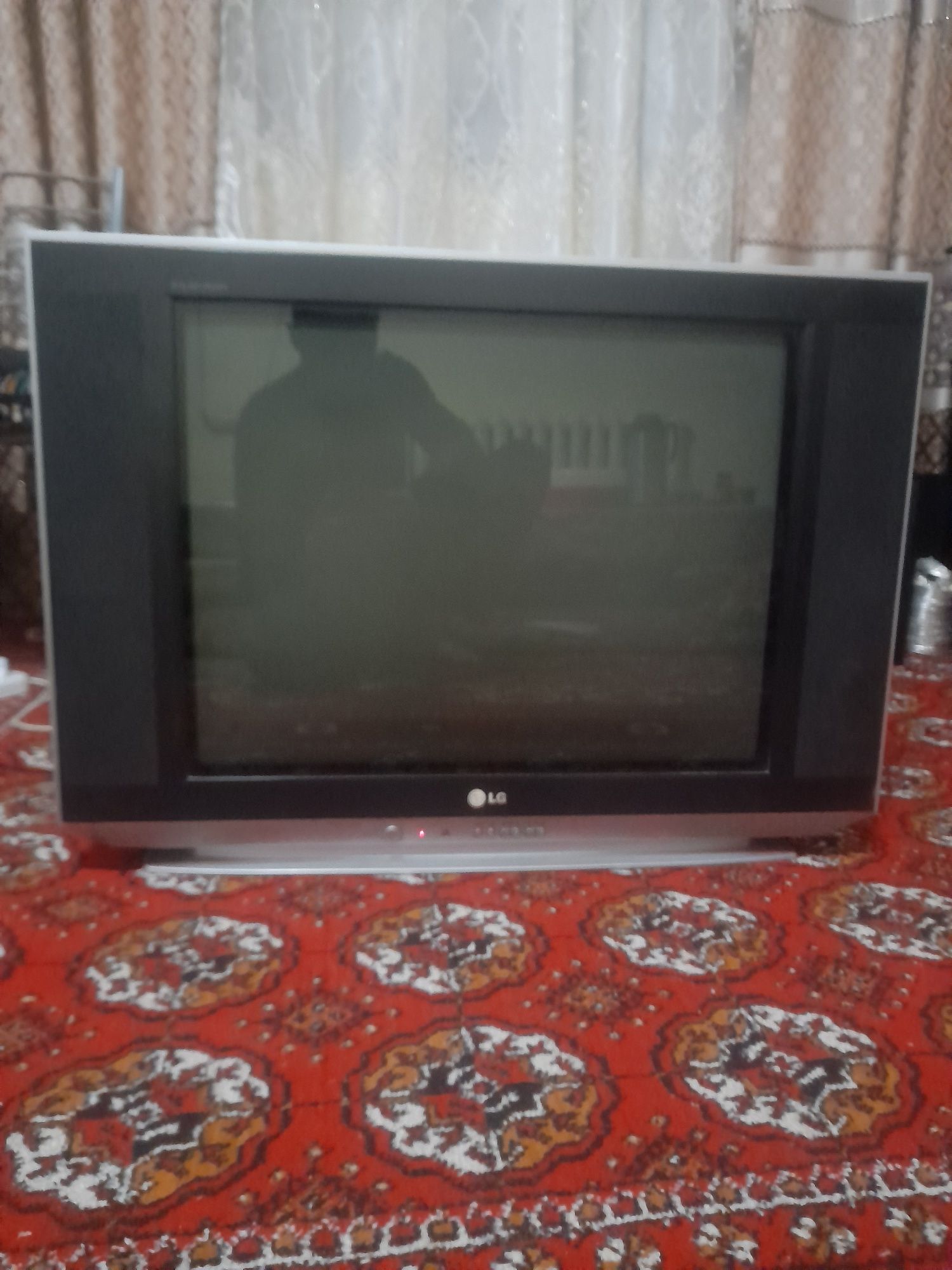 LG 72 ekran televizor sotiladi