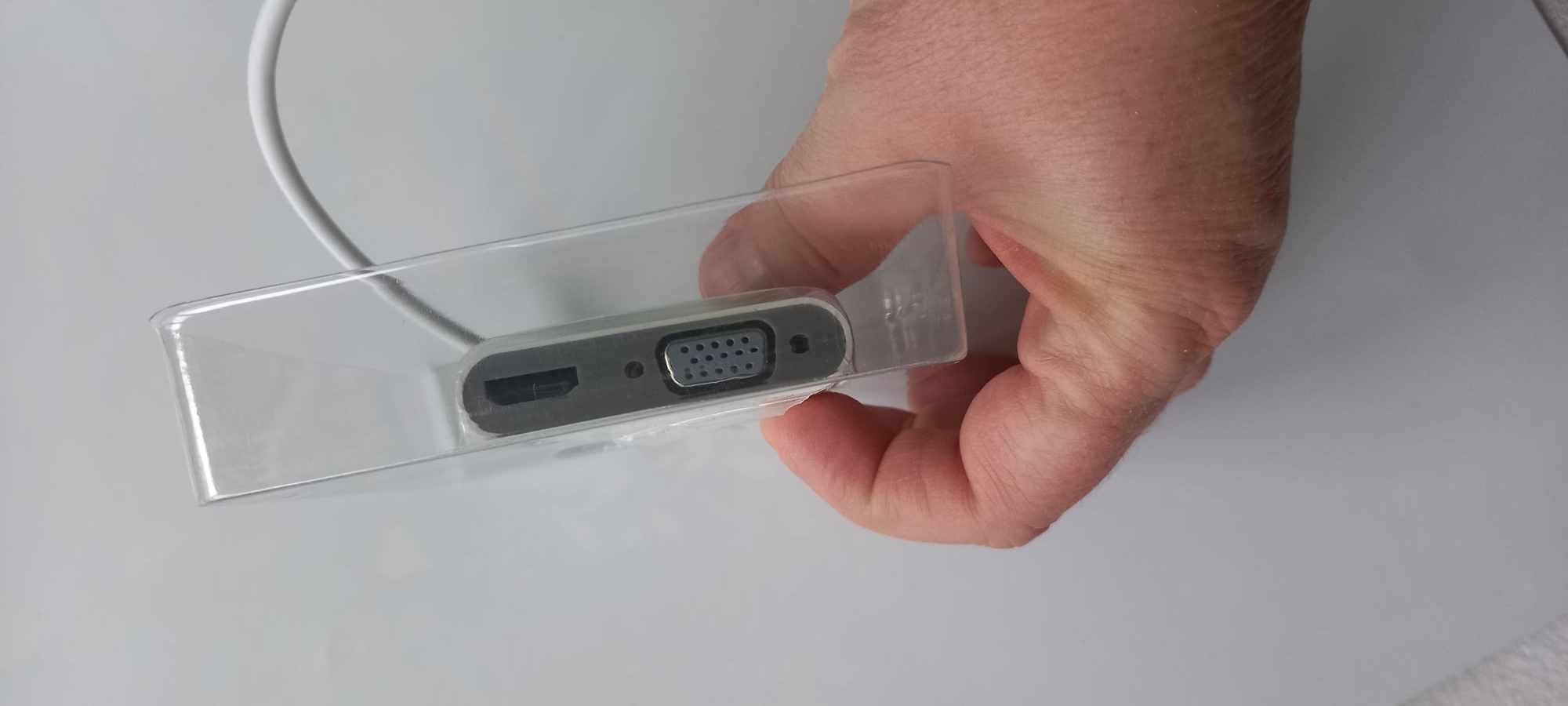 Адаптер USB-C към VGA и HDMI 4K
