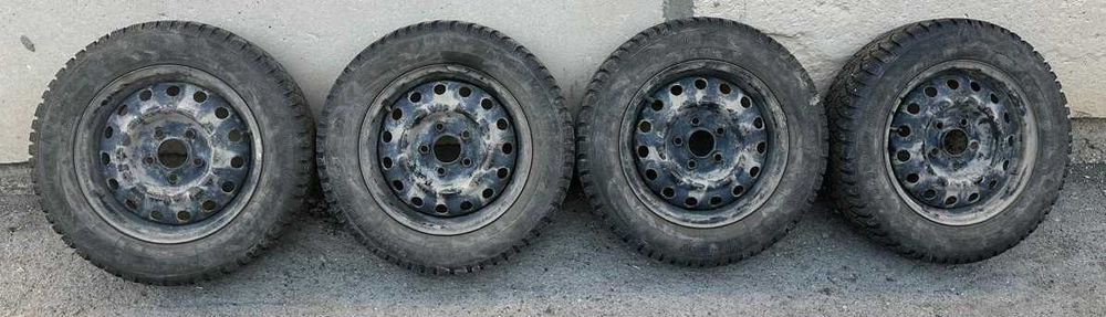 Зимние шипованные шины с штампованными дисками 195/65/R15