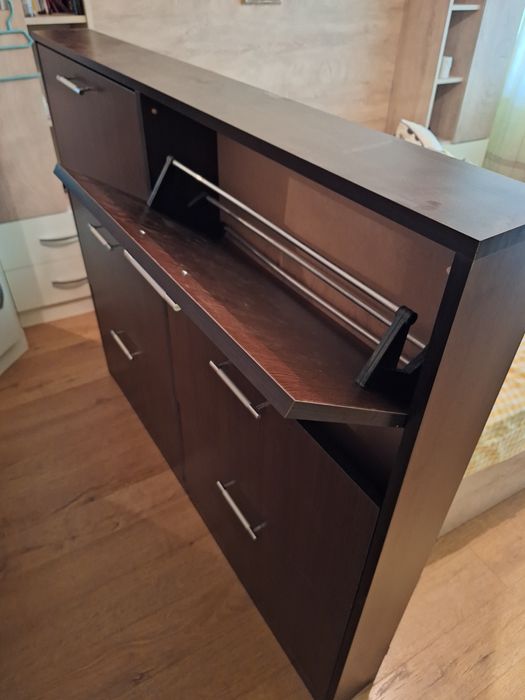 Продавам шкаф за обувки .Вис.-118 см,дълж.- 140 см ,дълбочина-15 см