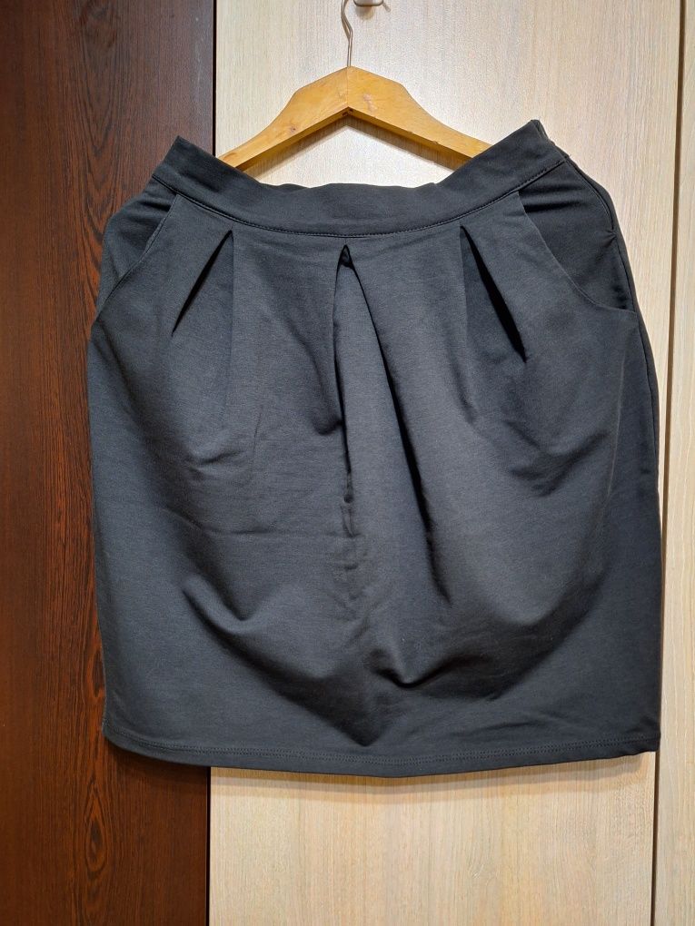 Комлект пола и блуза и още две поли