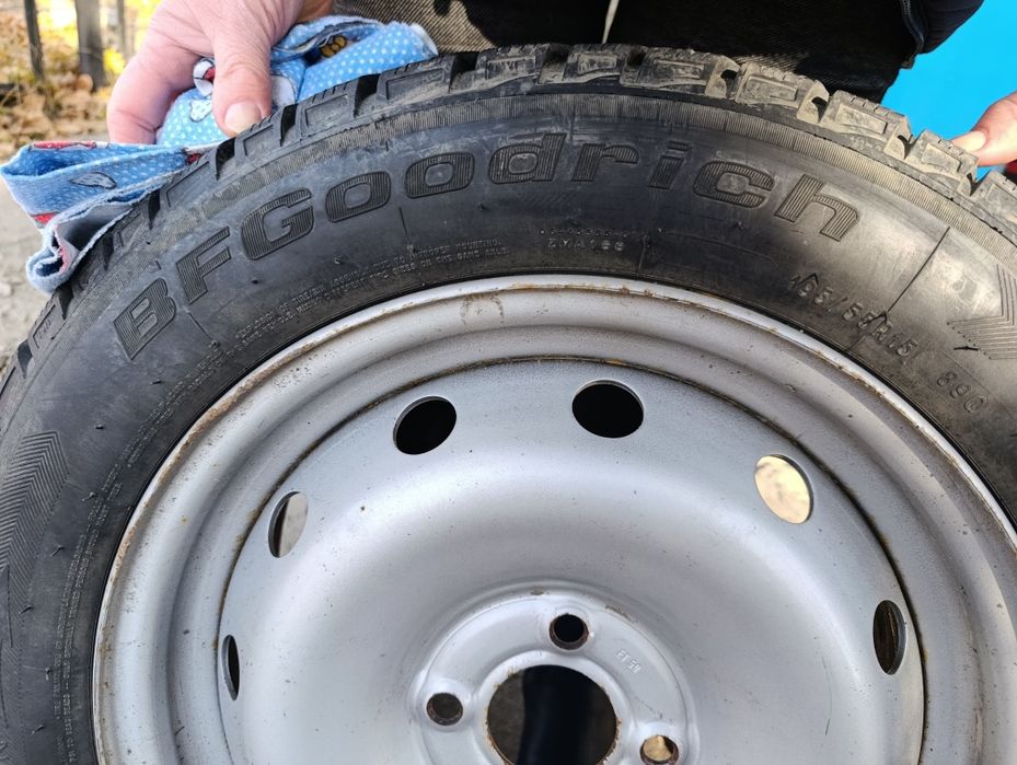 Продам диски с зимними шинами R15