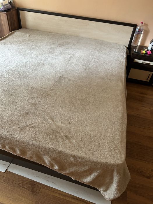 Спалня с гардероб и две нощни шкафчета.