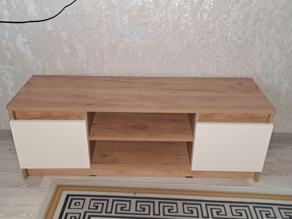 Продам тв тумбу в отличном состоянии