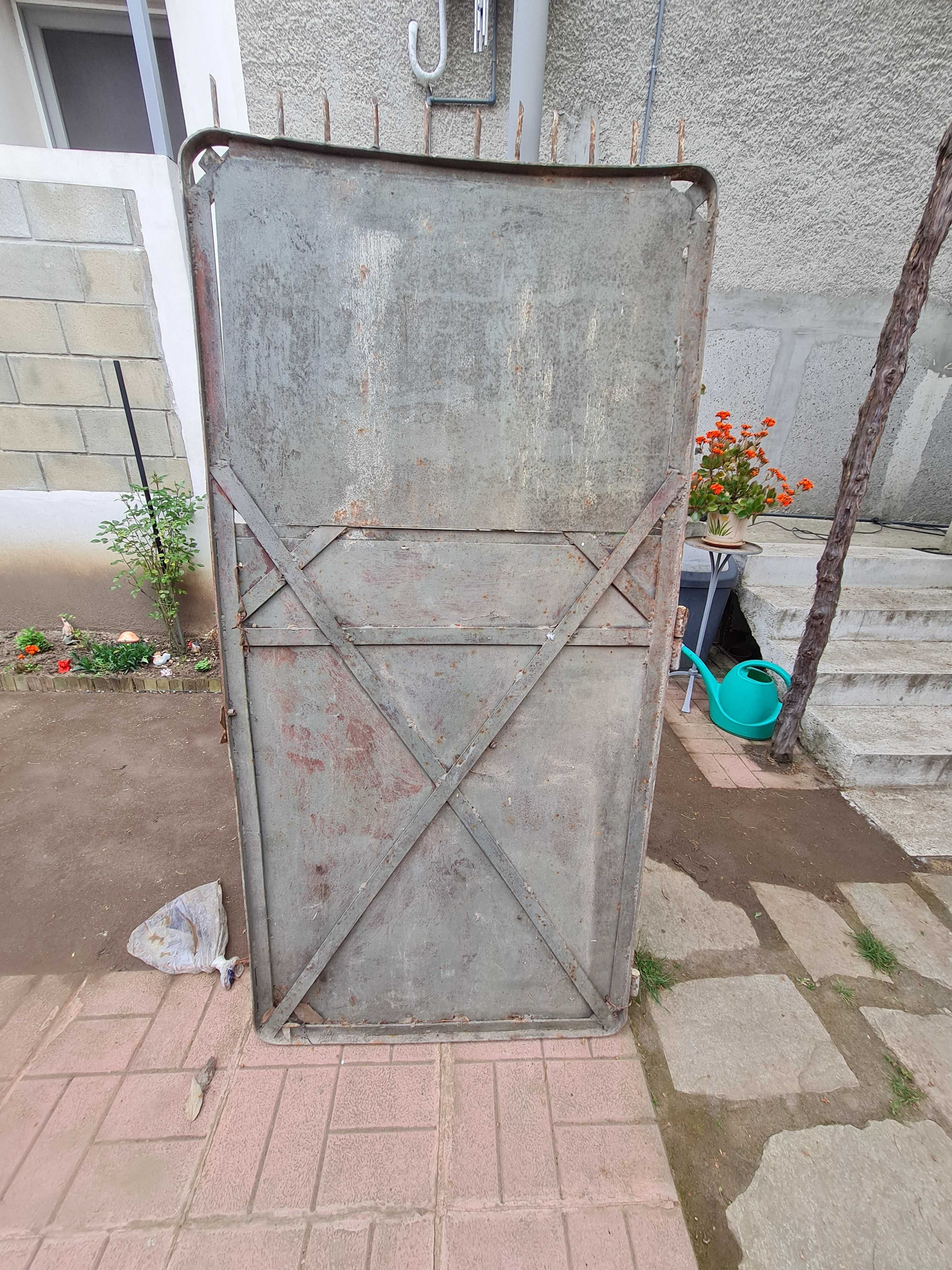 Продавам дворна метална врата.