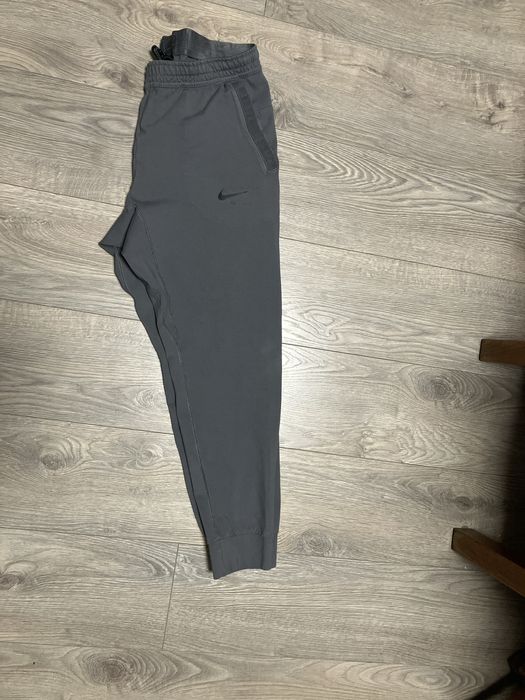 Сиво долнище Nike Drip