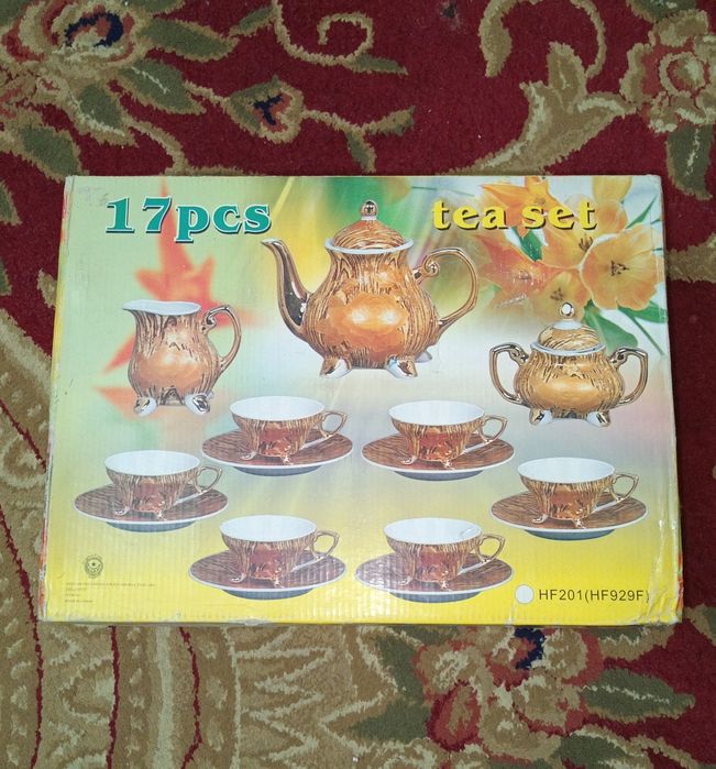 Набор на 6 персона чайник чащка тарелка сахарница.а