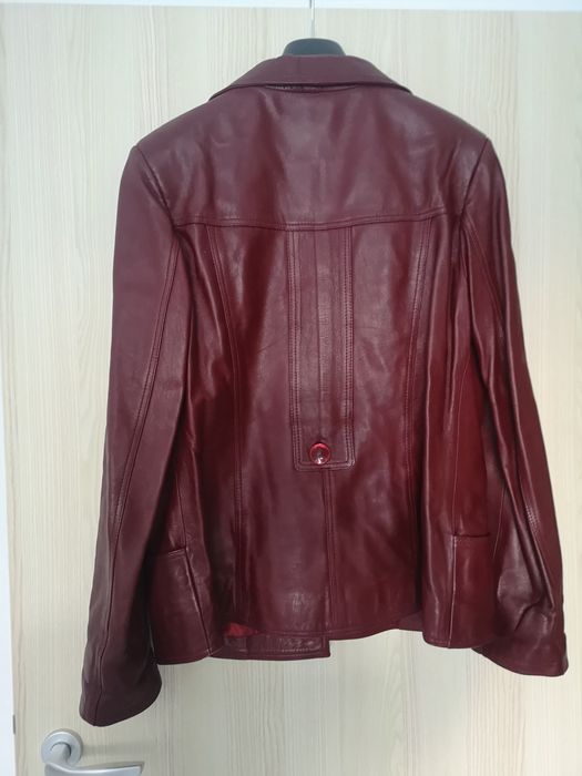 Vând geaca de piele rosu vișiniu