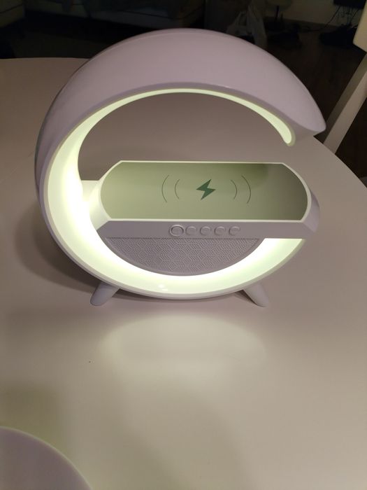 Lampa LED, radio, încărcător wireless și boxa bluetooth