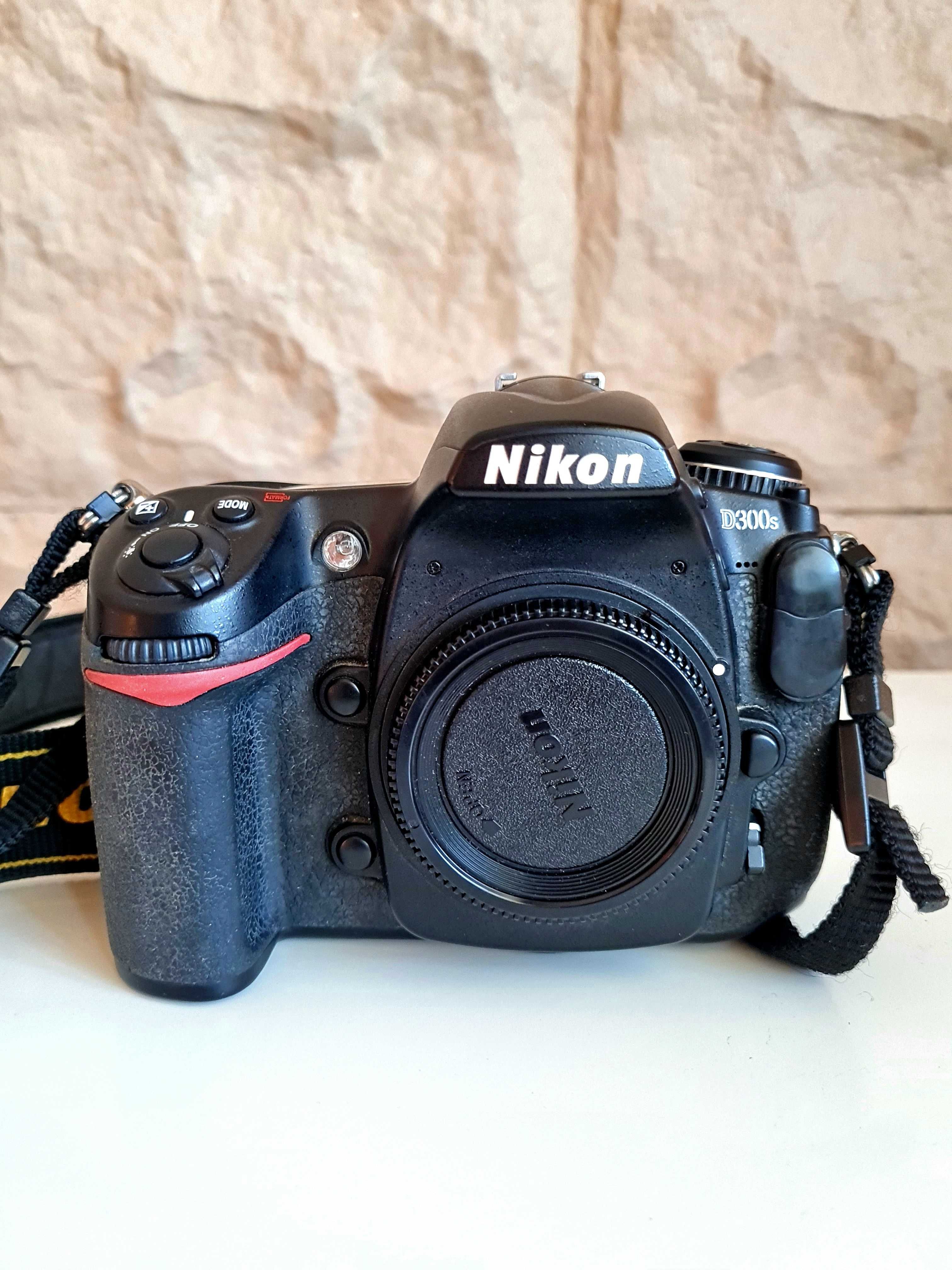 Nikon D300s, DX, 12,3MPx, carduri CF+SD, curea suplimentară cadou