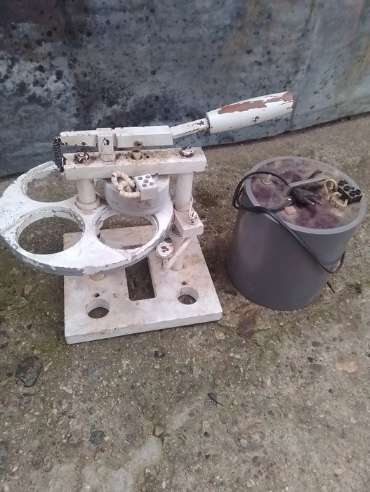 Устройство за запечатване на кофички с фолио