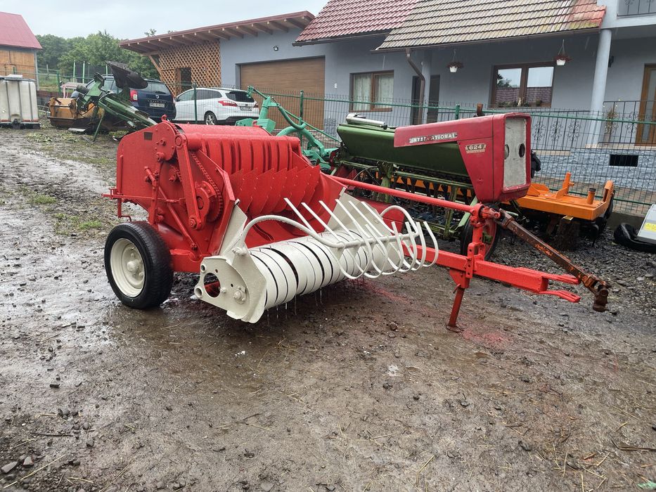 Balotiera mica cu motor propriu pentru zone de Deal sau Munte