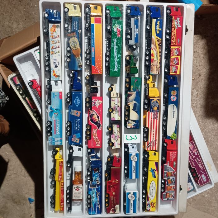 De vânzare cutii cu machete toate în stare perfecta noi