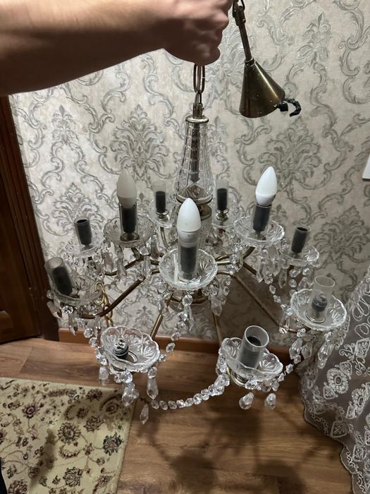 Хорошие состояние у люстры