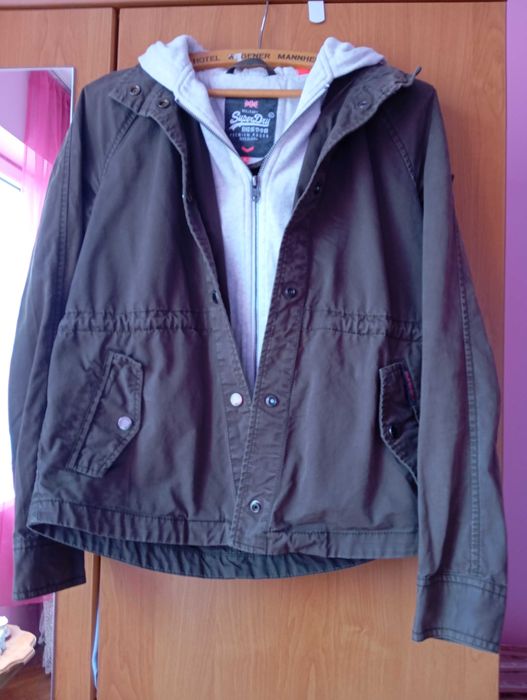 Яке,  тъмно зелено.