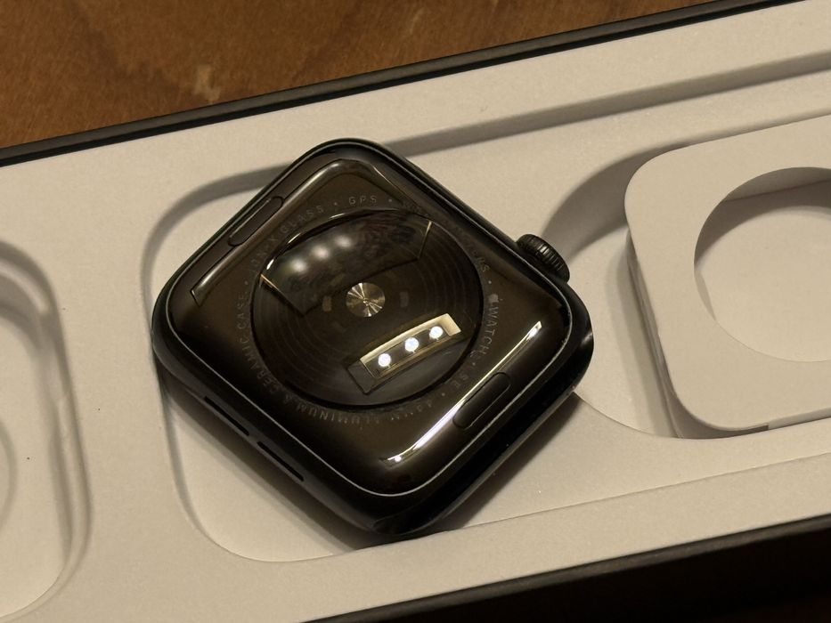 Apple Watch SE Nike 44mm Space Grey - перфектен