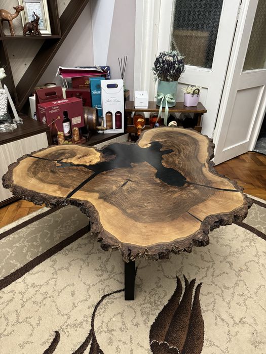 Măsuța de cafea din nuc, rasina epoxidica, interior/exterior