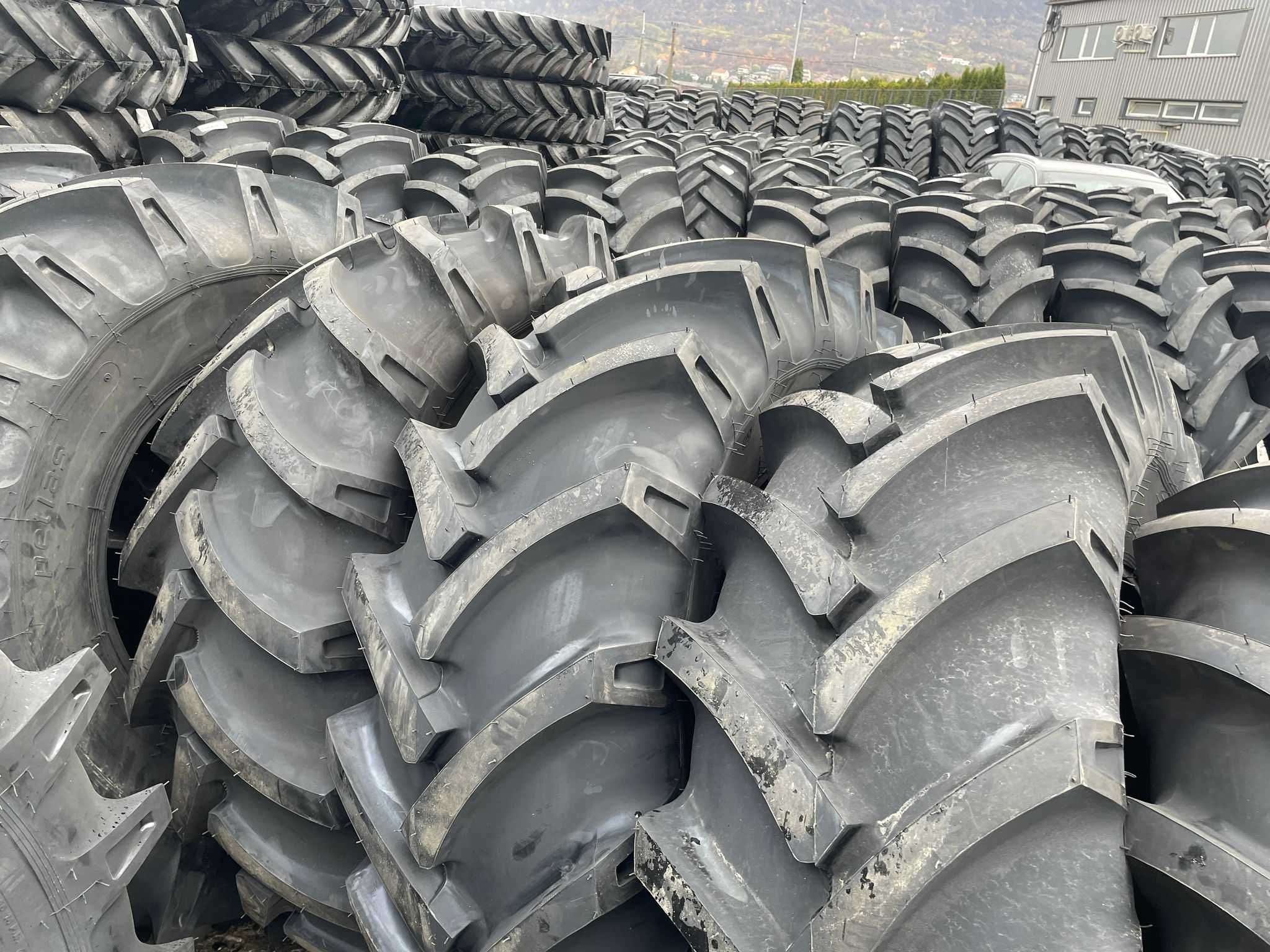 184-26 Peltas Cauciucuri noi de tractor Taff ori Combina