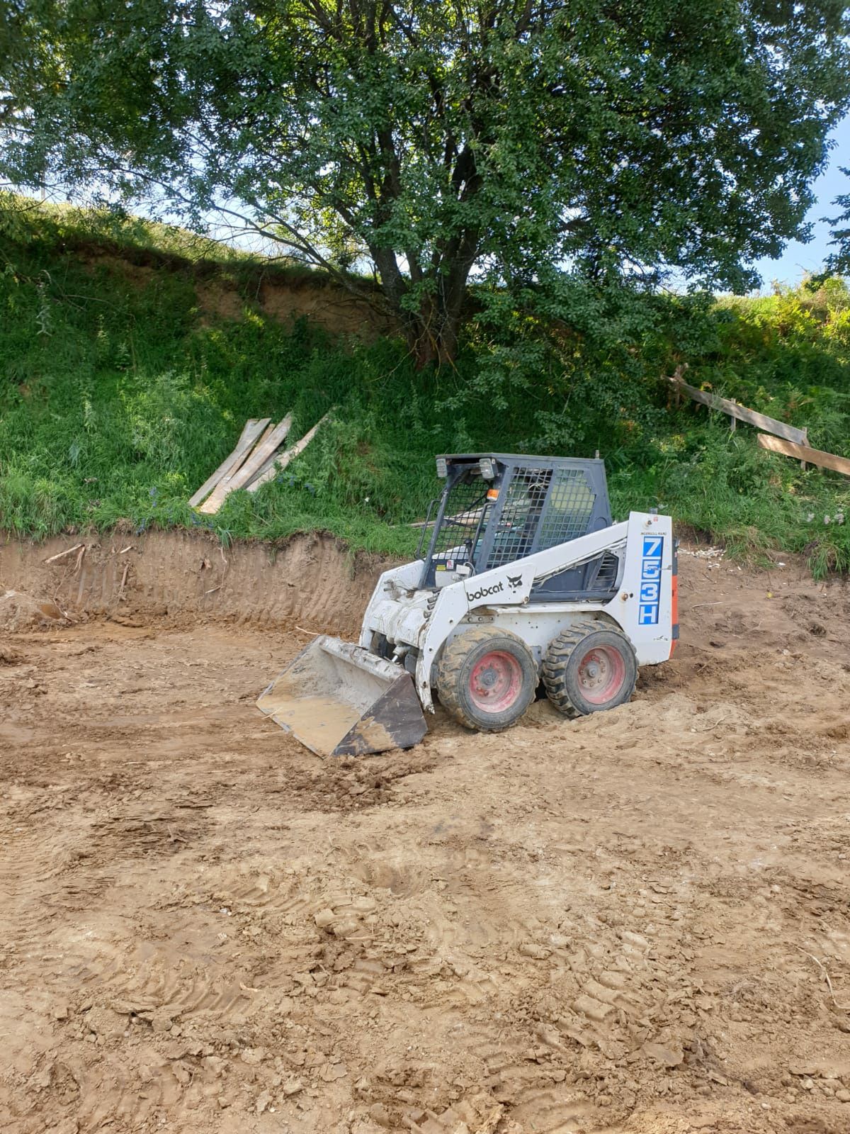 Închiriez bobcat . Incarcator frontal. Dezapezire