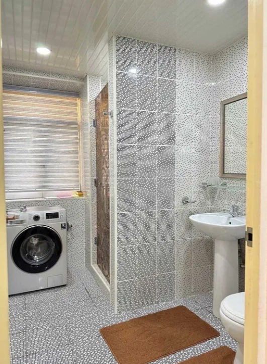 Центр Эльбек.  1в2комнатная кирпич на 1этаже. 45 м2
