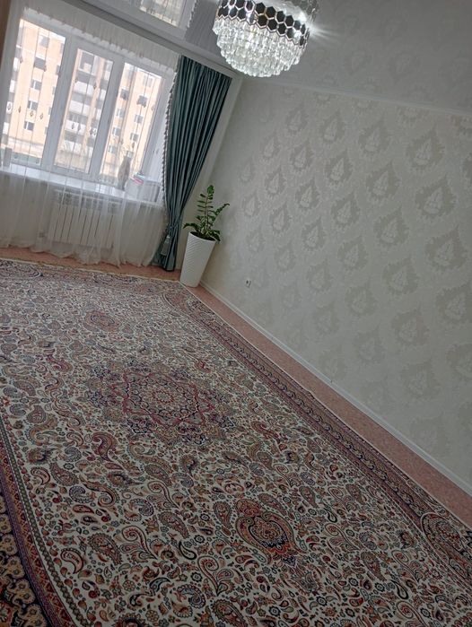 Кілем  3/5 жыртылмаған, бүлінбеген, таза. Сатылады.