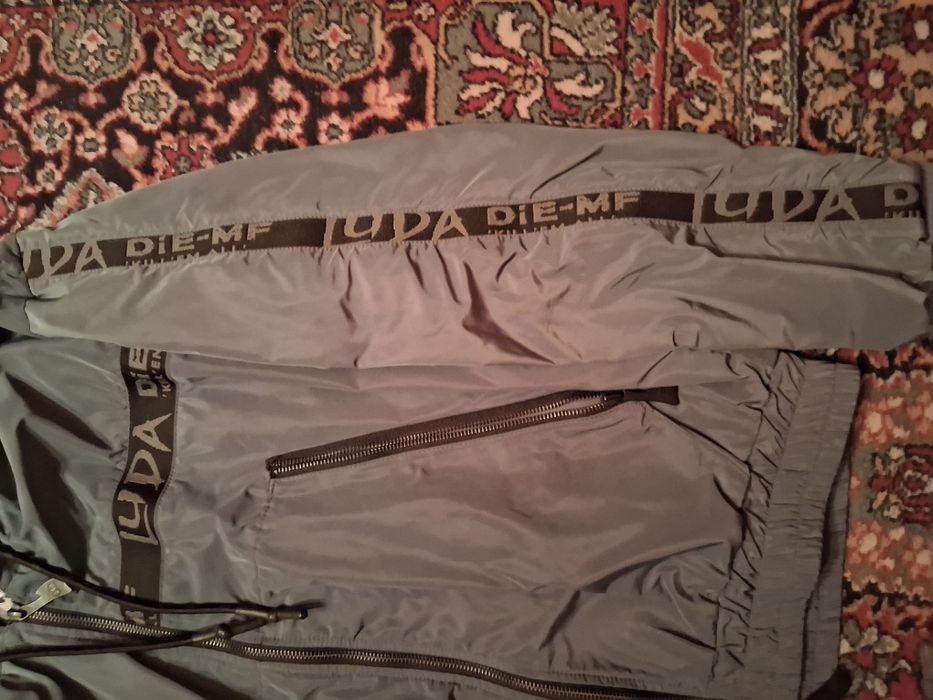 Продавам и бартя рядка ветровка на луда