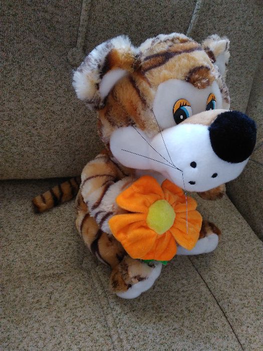 Плюшено тигърче с цвете