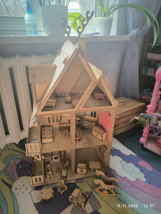 Деревянный домик для кукол