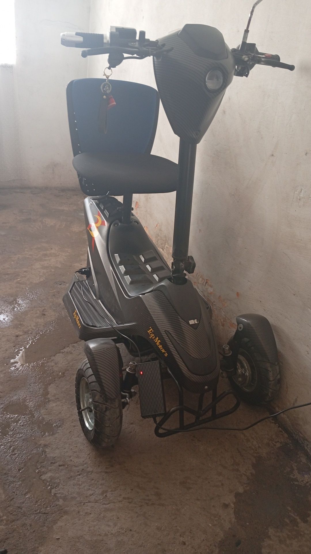 Vând scuter electric pe 3 rotii an buna stare preț 2000 Neg