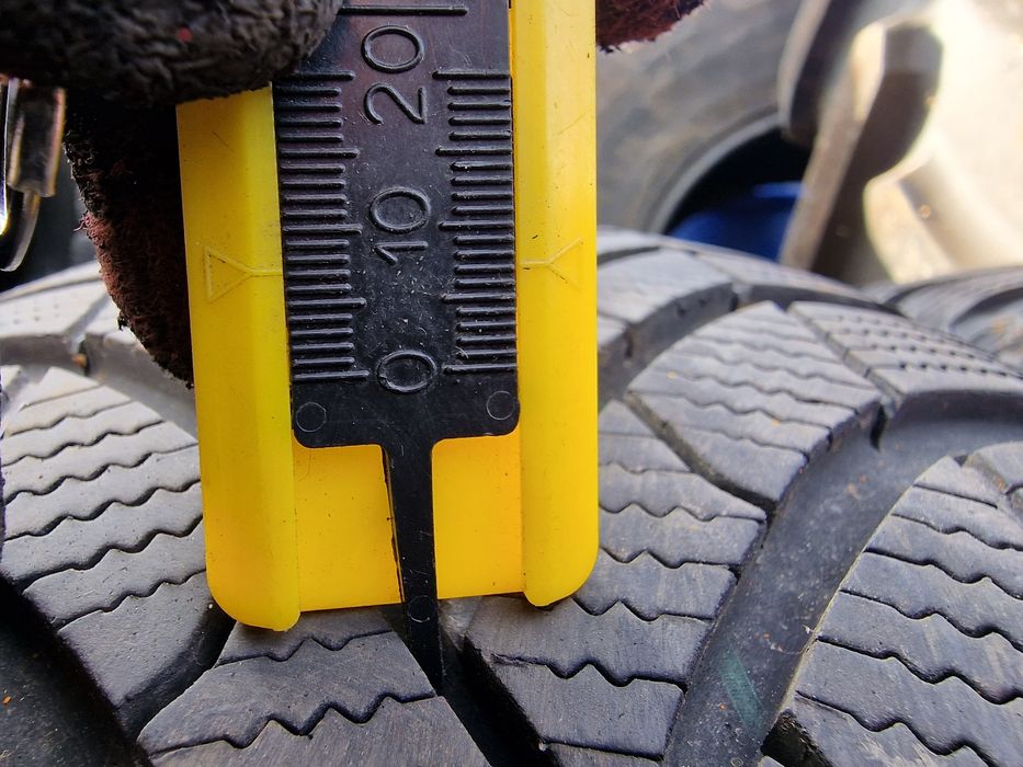 Anvelope 215/55R17 marca Semperit, M +S, DOT 2022,7 mm