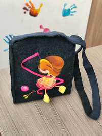 Детска чантичка с ръчно рисувана и апликирана гимнастичка