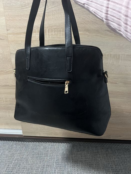 Vând geantă de culoare neagră.