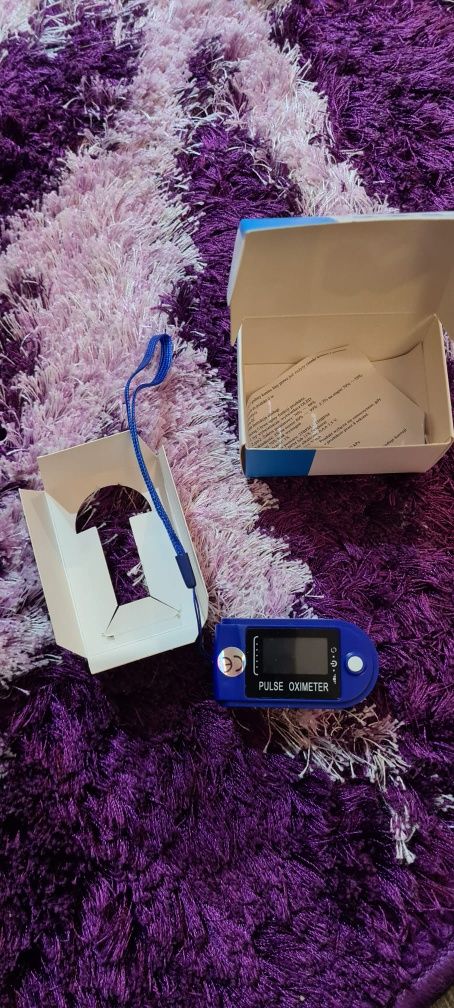 Finger pulse oximeter