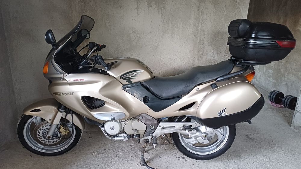 Honda Deauville 650 vând sau schimb cu mașini de Anglia