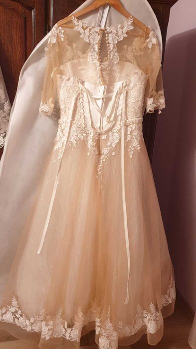 Vand rochita mireasa