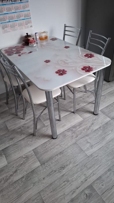 Стол со стульями кухонный