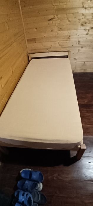 Pat o persoana lemn, cu saltea