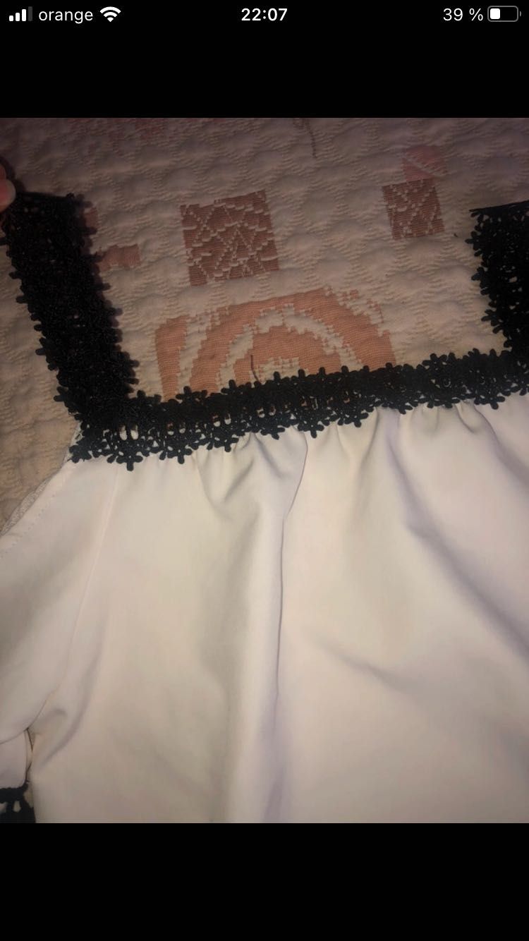 Rochie albă cu mâneci clopot impecabila