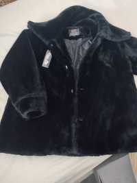 Дамско късо палто в черен цвят с косъм.